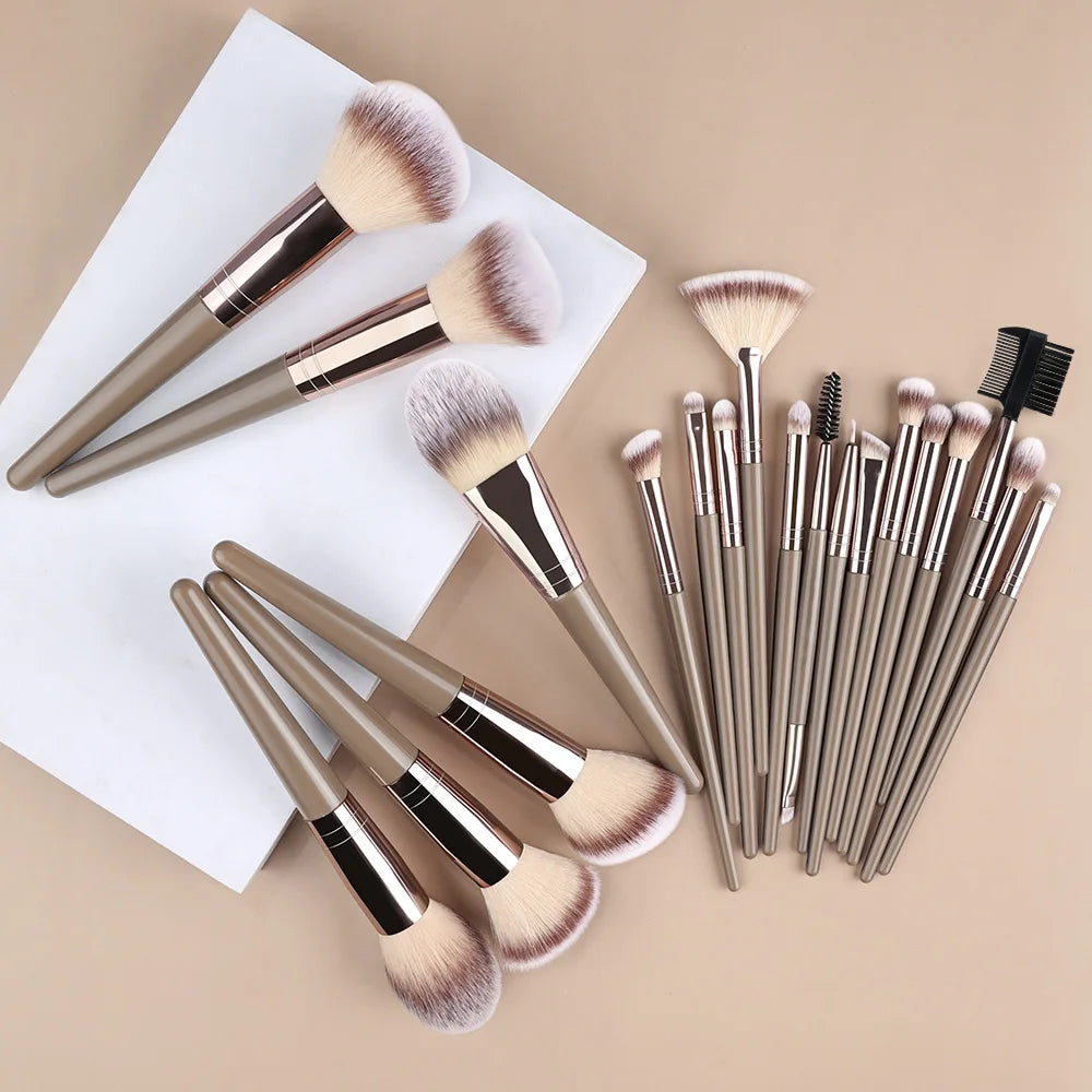 18Pcs Lavish n' Luscious Makeup Brushes Set